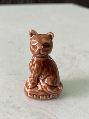 Vintage Wade Whimsies Red Rose Tea Ceramic Brown Cat Figurine 1.5 Inches Tall